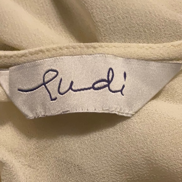 Excellent beading work on this silk blouse 🥰 - Picture 3 of 4